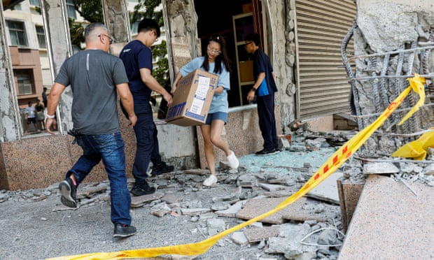یک مغازه آسیب دیده در Hualien